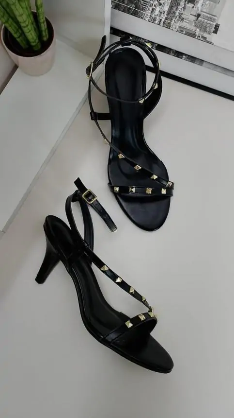 SANDALIA HERA INTENSE PRETO COM SPIKE OURO - Código 706