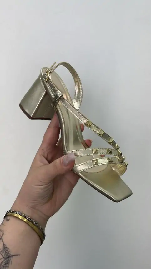 SANDALIA MIRANDA OURO LIGHT COM SPIKE OURO - Código 716
